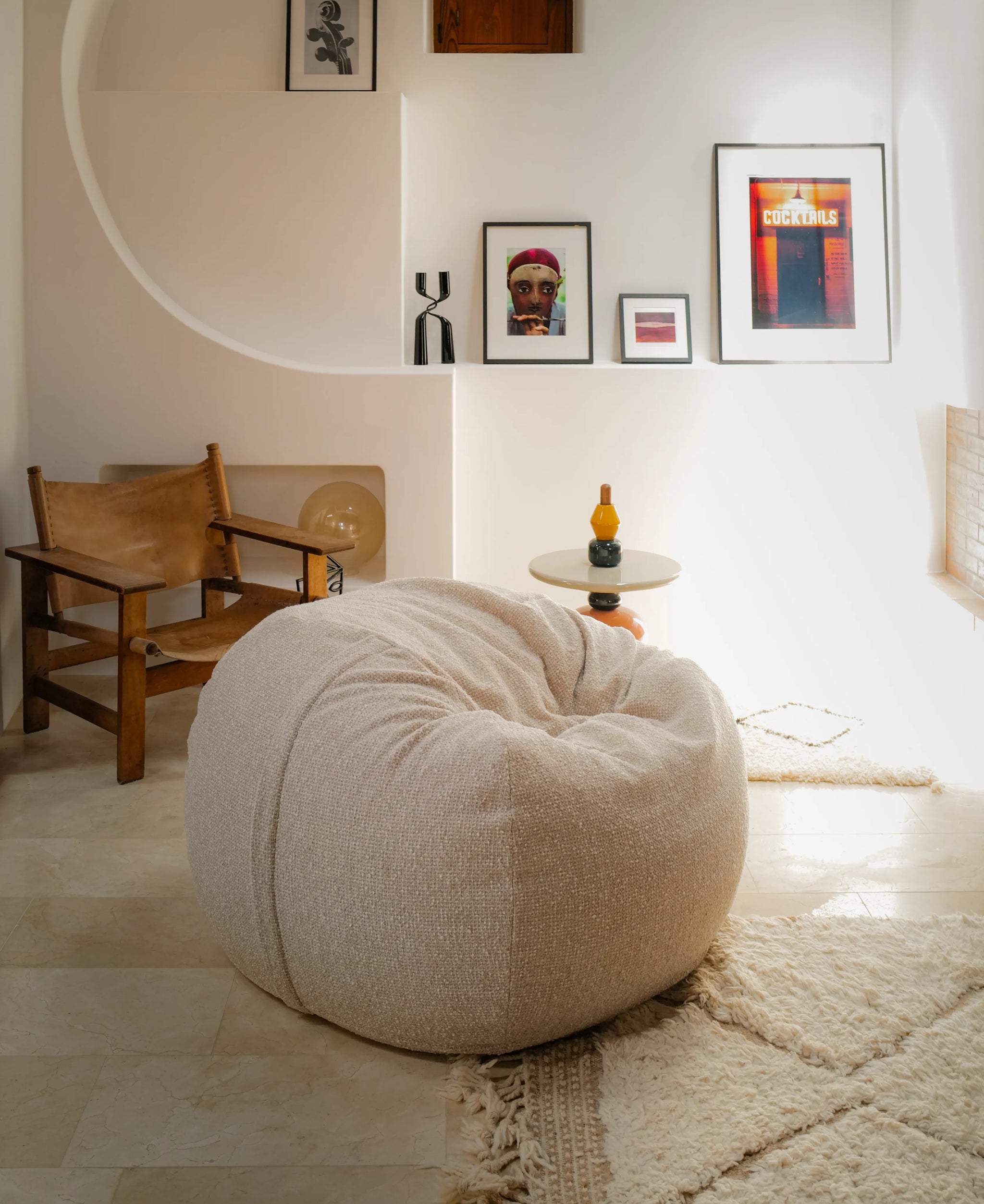 Großer beiger vetsak Sitzsack aus Bouclé in einem hellen Wohnraum mit Sessel, Beistelltisch und Wandkunst.
