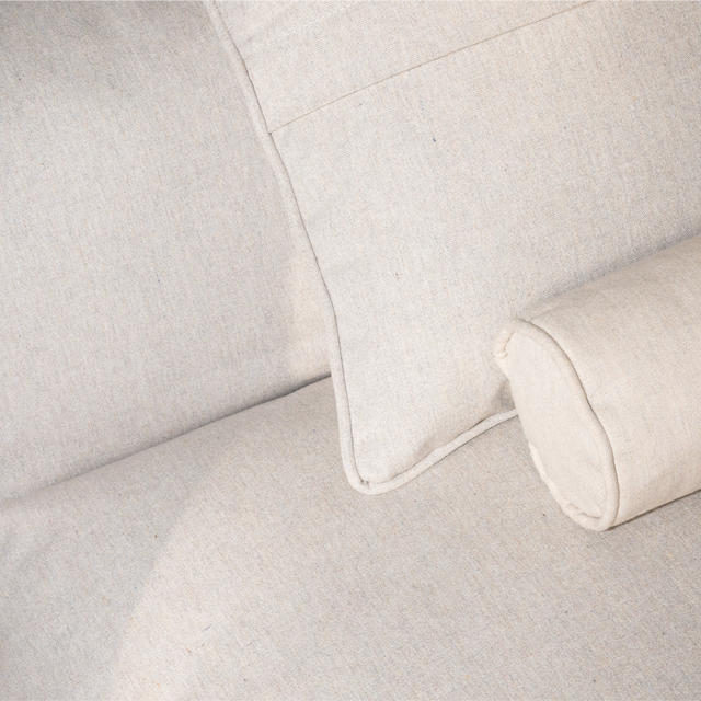 Zoom sur le tissu outdoor écru Vetsak, à la texture fine et douce, idéal pour l'extérieur. Zoom sur le tissu outdoor écru Vetsak, à la texture fine et douce, idéal pour l'extérieur.